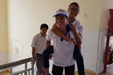 TPHCM: Sinh viên tình nguyện cõng thí sinh bị viêm tủy lên phòng thi