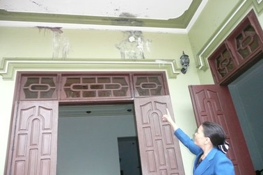 Nữ quản đốc bị kẻ xấu ném “bom thối” vào nhà