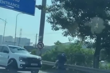 Tài xế bán tải điều khiển xe đi ngược chiều ở lối vào cao tốc