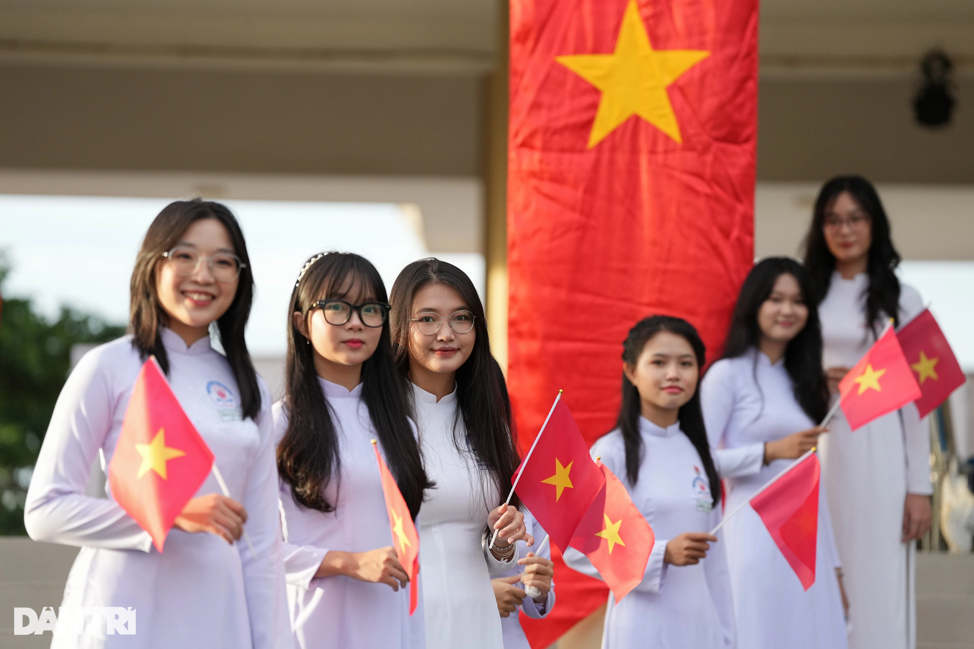Phụ huynh miền Tây ôm hôn, động viên con trong ngày khai giảng năm học mới - 10 Phụ huynh miền Tây ôm hôn, động viên con trong ngày khai giảng năm học mới - 10