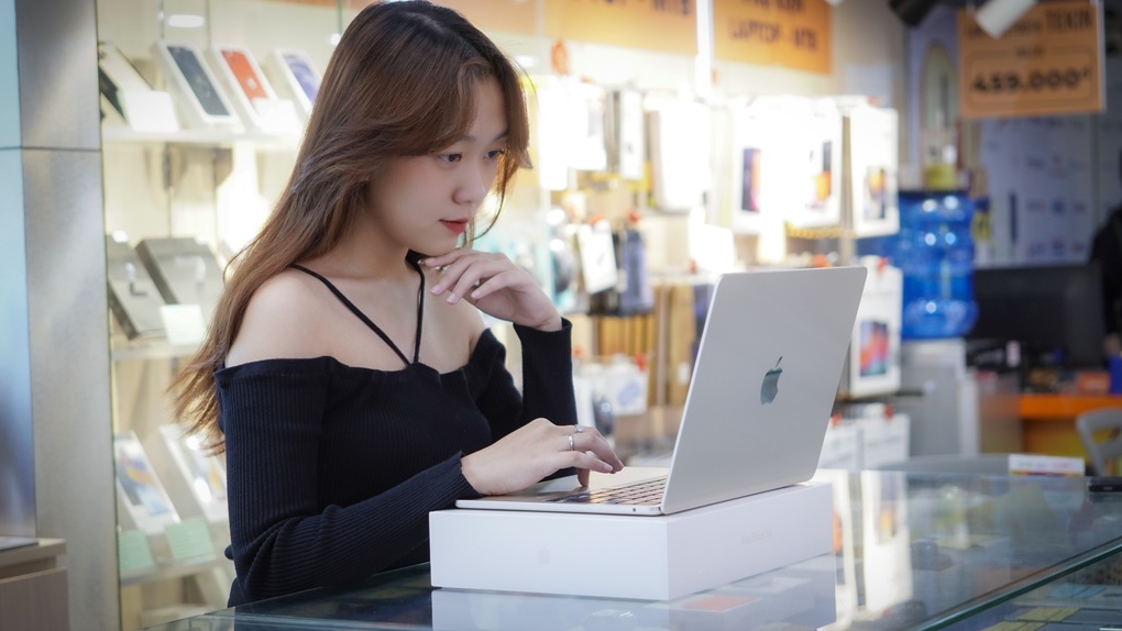 Trên tay MacBook Air M2 tại Việt Nam, giá 34 triệu đồng - 8 Trên tay MacBook Air M2 tại Việt Nam, giá 34 triệu đồng - 8