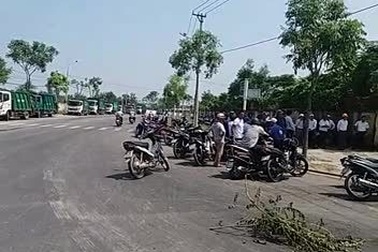 Dân chặn xe vào bãi rác Khánh Sơn vì không chịu nổi hôi thối