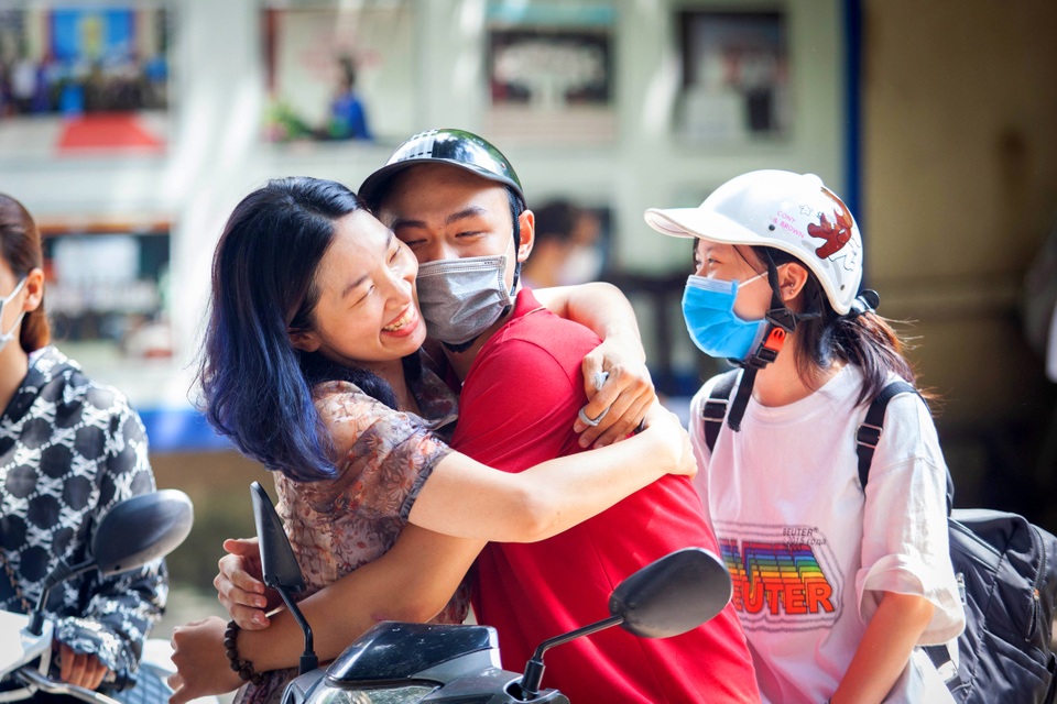 Cảm động tình cảm cô trò tại cổng trường thi - 3