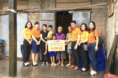 Người mẹ chăm chồng con bệnh tật tiếp tục được hỗ trợ 50 triệu đồng