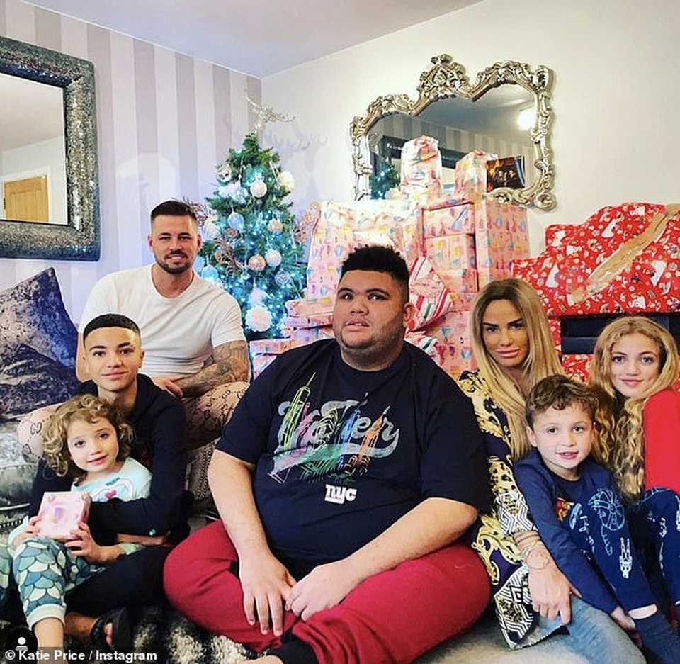 Người mẫu ngực khủng Katie Price đính hôn lần thứ 8 - 4 Người mẫu ngực khủng Katie Price đính hôn lần thứ 8 - 4