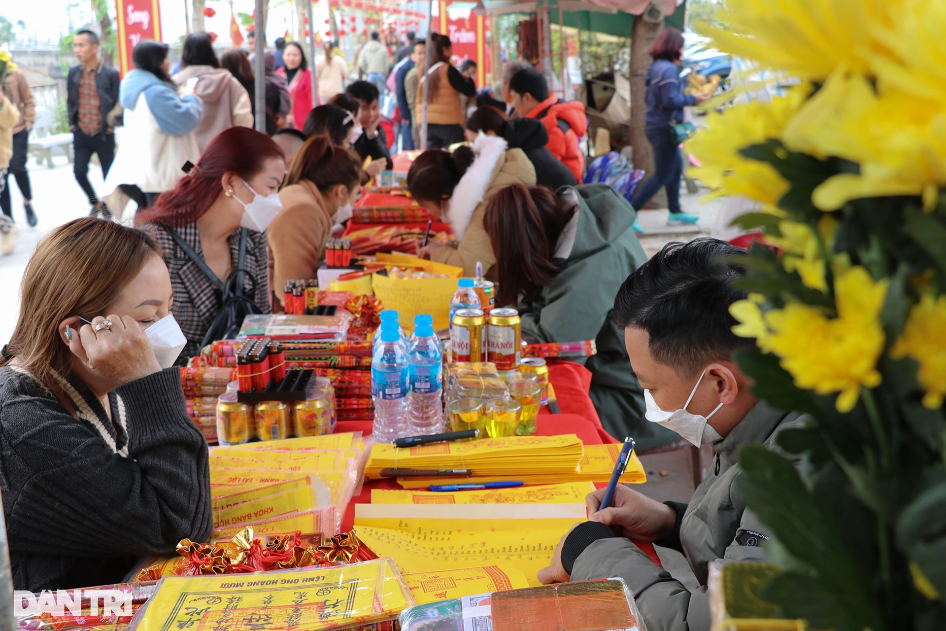 Bi hài cảnh du khách dùng cả xe kéo chở lễ khủng vào đền cầu may - 5 Bi hài cảnh du khách dùng cả xe kéo chở lễ khủng vào đền cầu may - 5