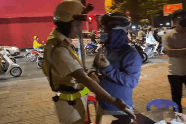 Tài xế có nồng độ cồn kịch khung livestream nói gì khi bị CSGT xử phạt?