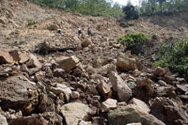 Khai thác đất đá gây sạt lở núi nghiêm trọng