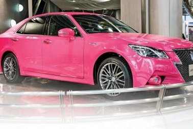 Toyota Crown hồng nổi bật