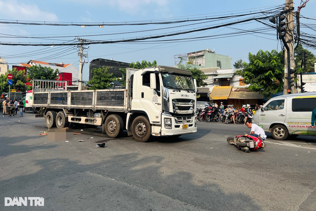Mẹ tử vong, con trai nguy kịch sau va chạm với xe tải ở TPHCM - 1 Mẹ tử vong, con trai nguy kịch sau va chạm với xe tải ở TPHCM - 1