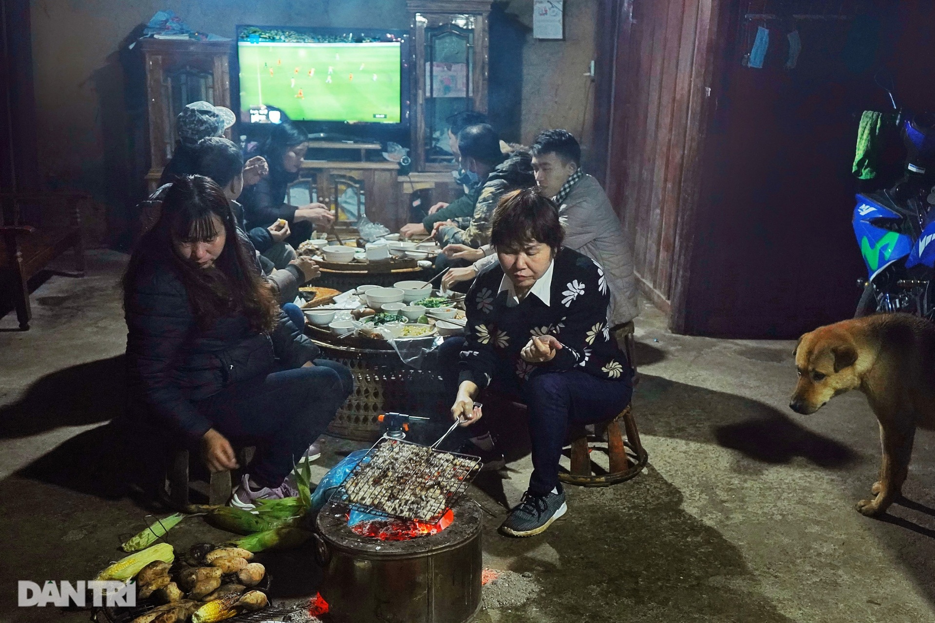 Người hâm mộ gục đầu tiếc nuối khi Việt Nam trở thành cựu vương tại AFF Cup - 8 Người hâm mộ gục đầu tiếc nuối khi Việt Nam trở thành cựu vương tại AFF Cup - 8