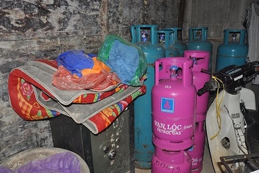 Triệt phá kho chứa hàng nghìn bình gas lậu ở Mỹ Đình
