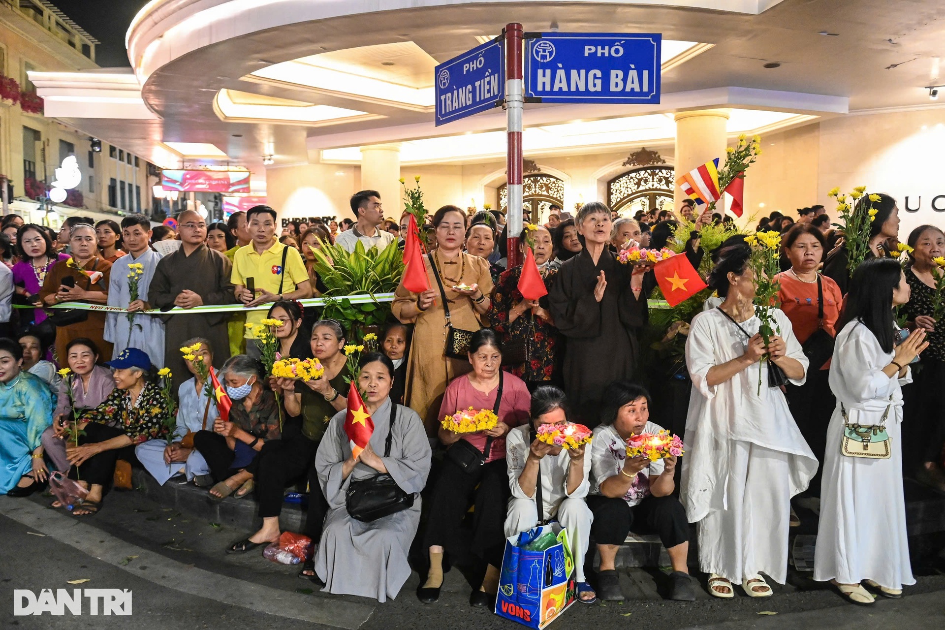 Hàng chục nghìn người cung rước xá lợi Đức Phật trên đường phố Hà Nội - 10