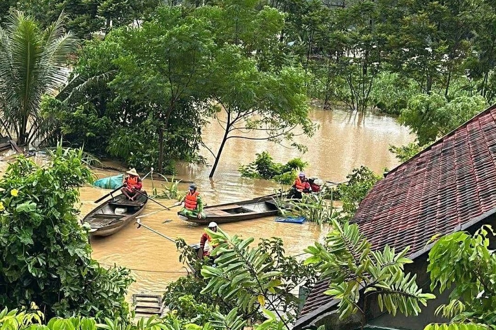 Lũ dâng sát quốc lộ 7, di dời khẩn cấp 70 hộ dân ven sông Lam - 1 Lũ dâng sát quốc lộ 7, di dời khẩn cấp 70 hộ dân ven sông Lam - 1