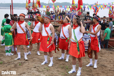 Độc đáo cảnh đàn ông ở Hà Nội mặc "váy cuốn" rước nước tại Lễ hội đình Chèm