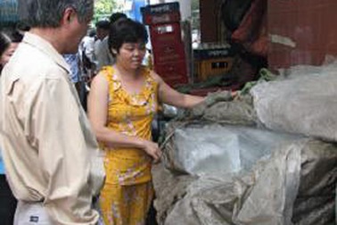 TPHCM: 60% cơ sở nước uống đóng chai và nước đá kém vệ sinh