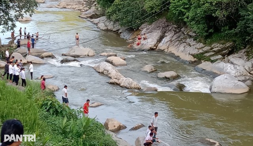 Vợ chồng du khách trẻ bị nước cuốn khi chụp ảnh suối ở Sa Pa - 1 Vợ chồng du khách trẻ bị nước cuốn khi chụp ảnh suối ở Sa Pa - 1