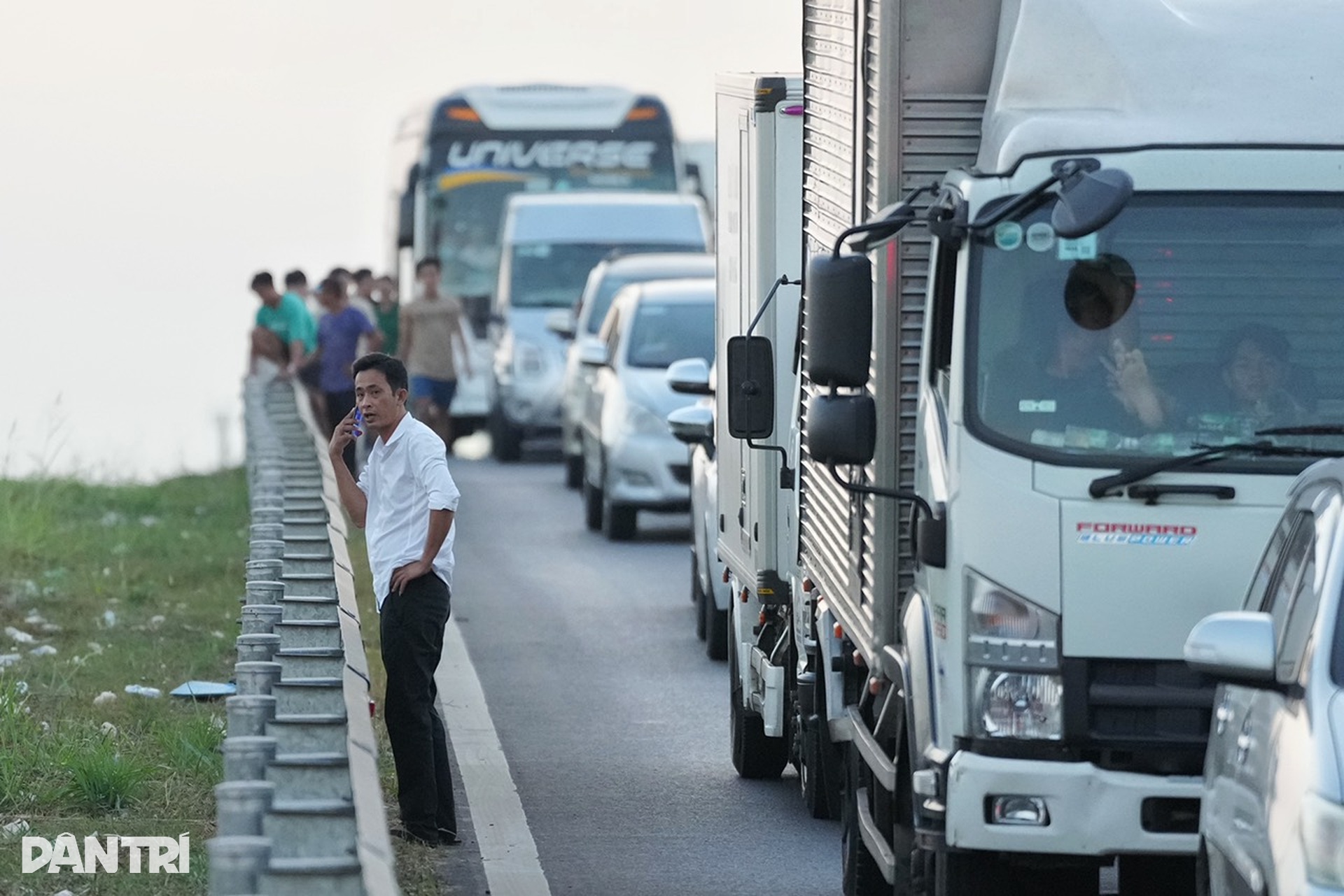 Kẹt xe 10km trên cao tốc Mỹ Thuận - Trung Lương do tai nạn ô tô liên hoàn - 5 Kẹt xe 10km trên cao tốc Mỹ Thuận - Trung Lương do tai nạn ô tô liên hoàn - 5