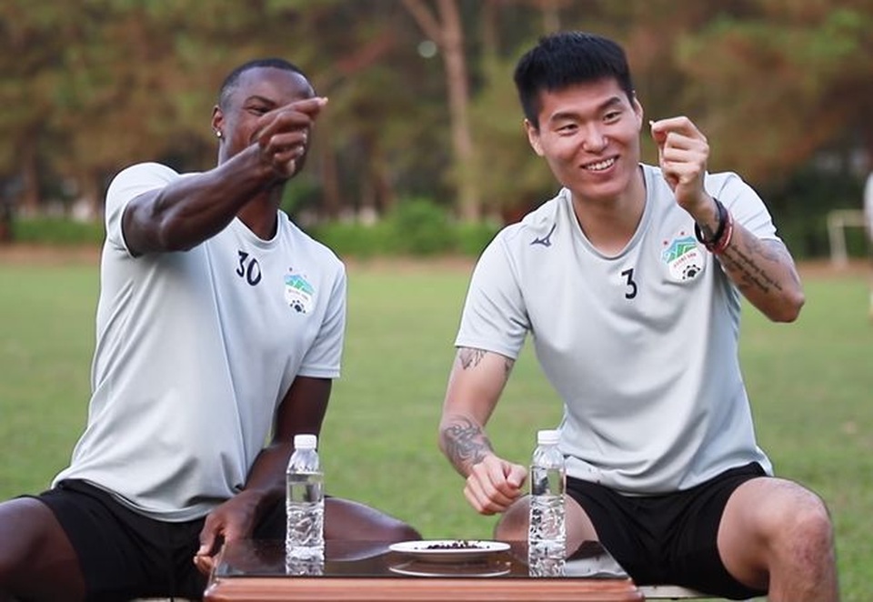 Ngoại binh V-League thi cắn hạt dưa, Văn Lâm khoe có bánh chưng ngày Tết - 2 Ngoại binh V-League thi cắn hạt dưa, Văn Lâm khoe có bánh chưng ngày Tết - 2