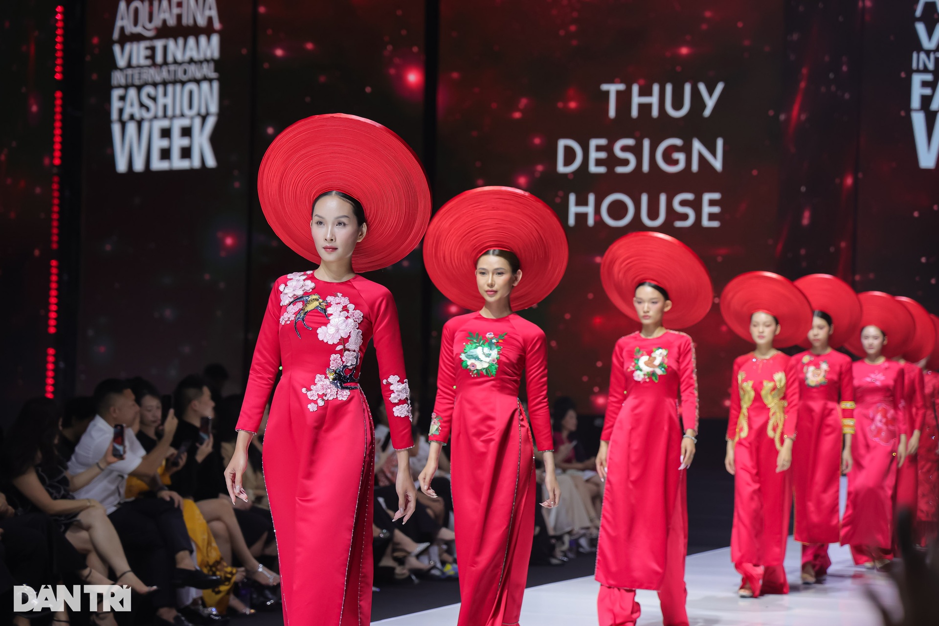 Thanh Hằng - Hoàng Thùy bất ngờ chạm mặt tại sự kiện thời trang - 32 Thanh Hằng - Hoàng Thùy bất ngờ chạm mặt tại sự kiện thời trang - 32