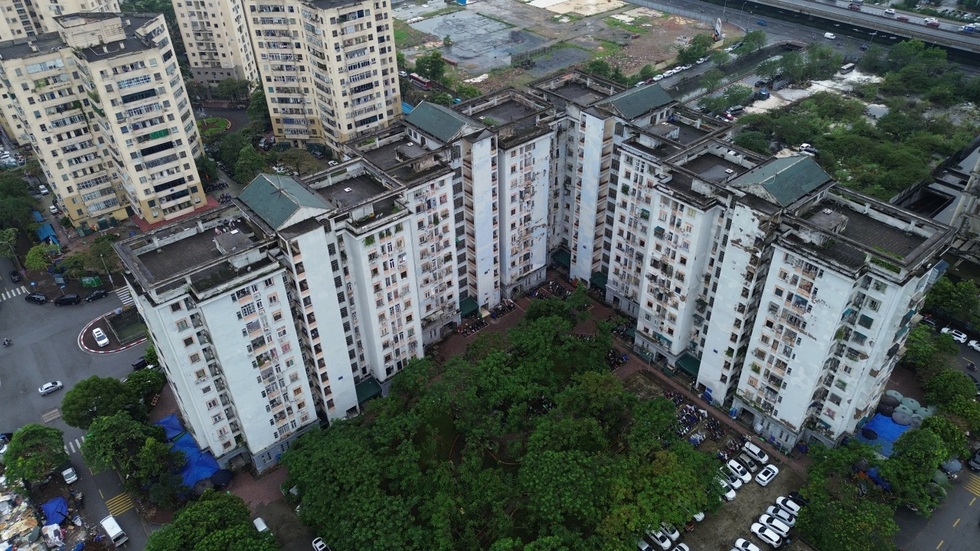 Hà Nội: Ở chung cư giá 2,5 tỷ đồng, đang ăn cơm tường rơi vào giữa mâm - 11 Hà Nội: Ở chung cư giá 2,5 tỷ đồng, đang ăn cơm tường rơi vào giữa mâm - 11