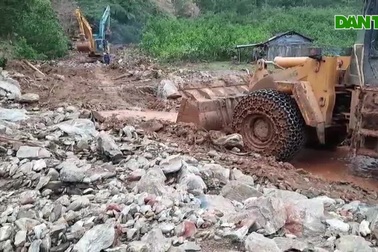 Nỗ lực thông đường vào 2 xã bị cô lập
