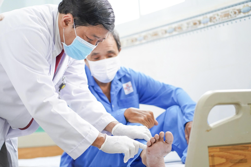 Bất ngờ va phải cửa ô tô đang mở trên đường, thầy giáo đảo lộn cuộc sống - 2 Bất ngờ va phải cửa ô tô đang mở trên đường, thầy giáo đảo lộn cuộc sống - 2