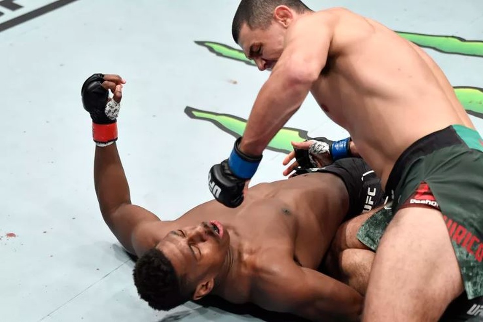 Võ sĩ đoạt giải pha knock-out hay nhất năm bất ngờ bị đo ván bẽ bàng - 2