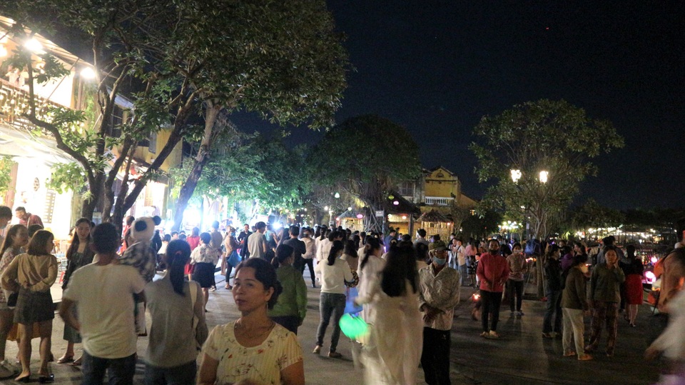 Du khách thích thú trải nghiệm chợ phiên Hội An mừng năm mới 2021 - 1