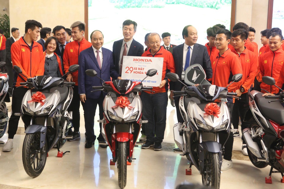 Thủ tướng: Sau các cầu thủ là cả dân tộc, là bản lĩnh, khát vọng Việt Nam - 21 Thủ tướng: Sau các cầu thủ là cả dân tộc, là bản lĩnh, khát vọng Việt Nam - 21