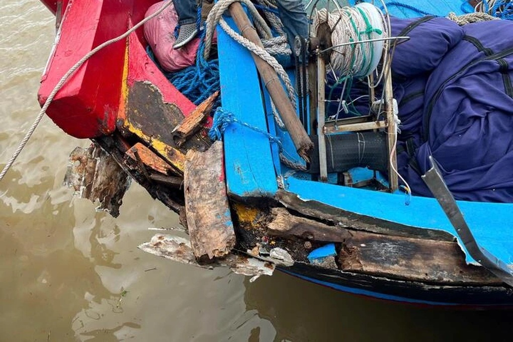 Ngư dân tố bị 3 tàu lạ tấn công tới tấp khi đánh bắt cá trên biển - 1 Ngư dân tố bị 3 tàu lạ tấn công tới tấp khi đánh bắt cá trên biển - 1