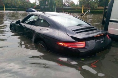 Porsche 911 chết chìm giữa phố