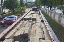 Bắt giữ 2 xe tải lắp biển số giả vận chuyển hàng chục khối gỗ lậu