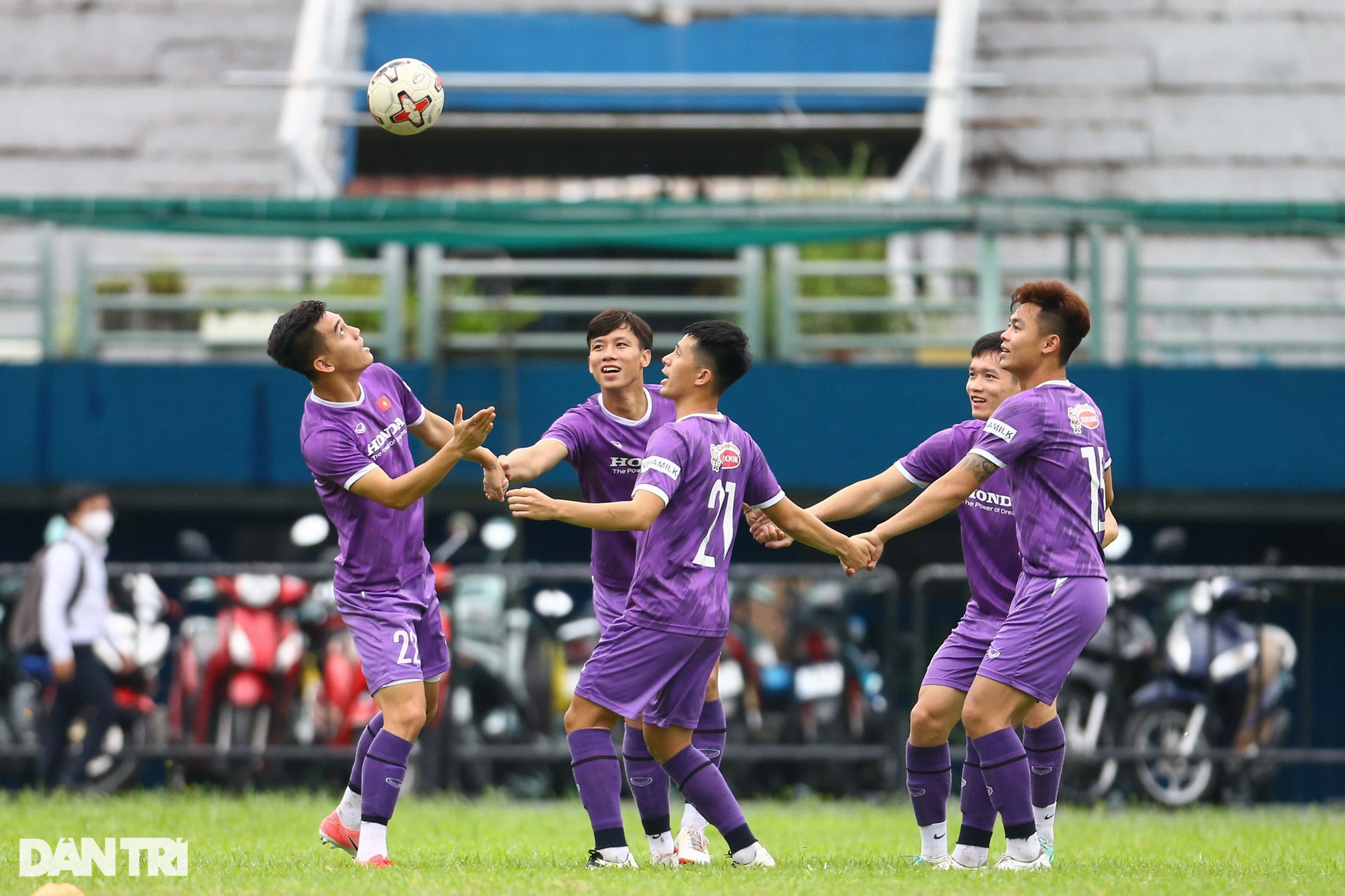 Tuyển Việt Nam vui hết cỡ trong bài khởi động mới mẻ của HLV Park - 8