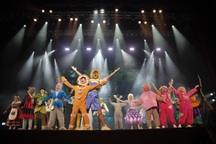 Thùy Chi, Quang Tuấn bất ngờ với dàn diễn viên của nhạc kịch "Shrek"