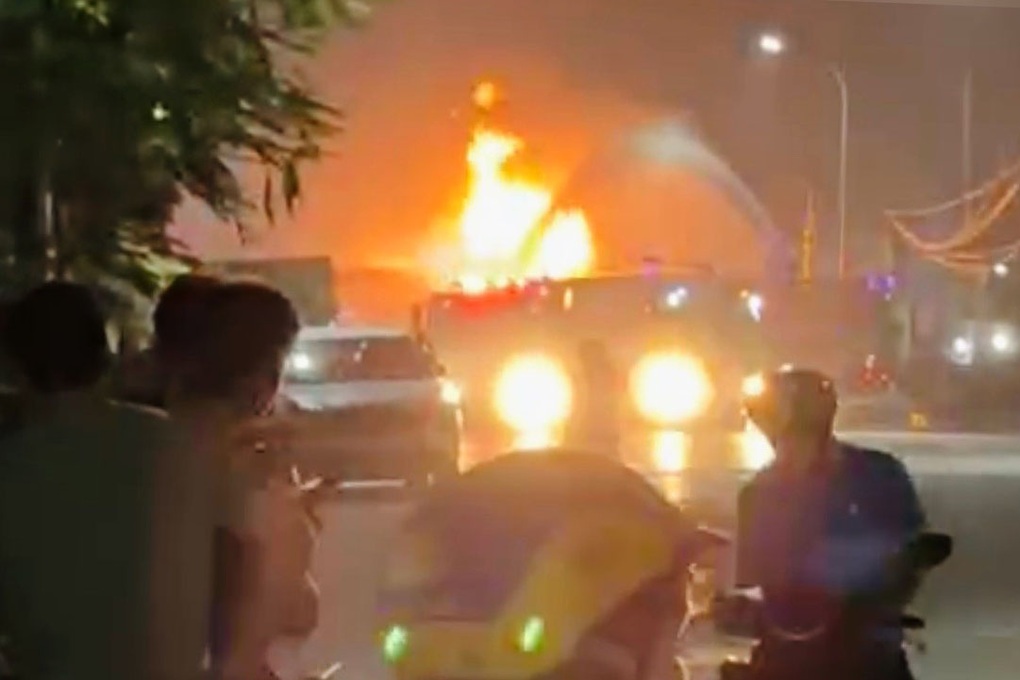 Xe bồn phát nổ, cháy lớn sau va chạm barie ở Hưng Yên - 1