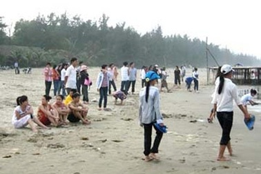 Tắm biển ngày Tết, 3 nữ sinh chết đuối 