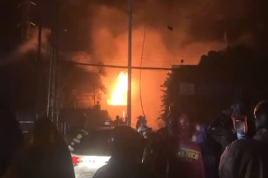 Trạm biến áp phát nổ rồi bốc cháy dữ dội trong đêm ở Tiền Giang