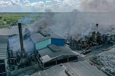 Khói mù mịt, nước bẩn bủa vây người dân quanh khu xử lý rác huyện Củ Chi