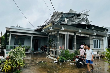 Gió lốc lúc nửa đêm làm tốc mái 84 căn nhà của người dân Bến Tre