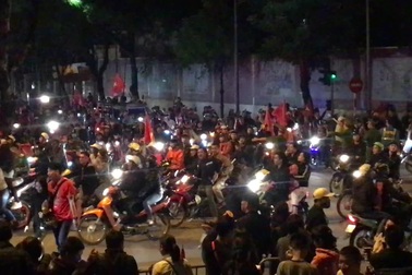 Hà Nội: Hàng ngàn người tràn xuống đường ăn mừng chiến thắng đội tuyển Việt Nam