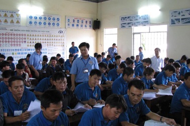 Hàng loạt "thầy" dạy lái xe dùng giấy chứng nhận giáo viên giả