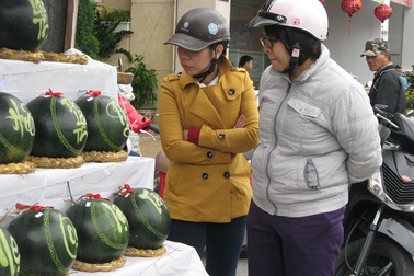 Đà Nẵng: Dưa hấu khắc chữ hút khách