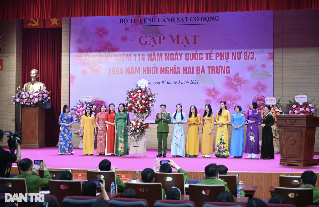 Nữ chiến sĩ CSCĐ cần nâng cao vai trò của phụ nữ trong gia đình - 1 Nữ chiến sĩ CSCĐ cần nâng cao vai trò của phụ nữ trong gia đình - 1