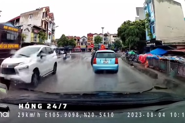 Ô tô chạy trên đường mà không hay biết cửa sau vẫn đang mở toang