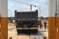 Tài xế xe ben cán chết người rồi chạy vào công trình ở TPHCM