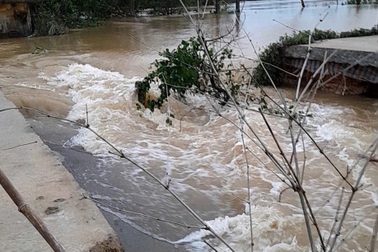 Hơn 7m đê ven sông kết hợp đường giao thông bị lũ cuốn trôi