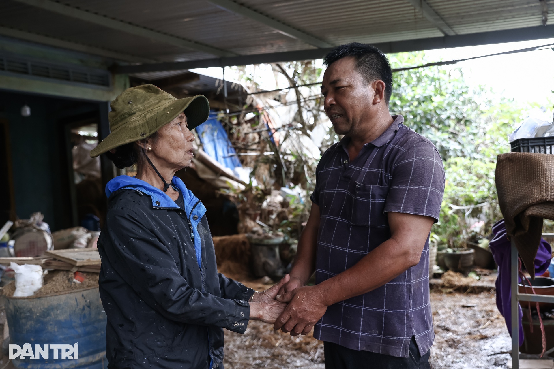 Chú trâu mắc kẹt 6 ngày trên mái nhà ở rốn lũ Hòa Thịnh được giải cứu - 14