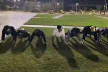 Ném vỏ chai ra đường, nhóm thanh thiếu niên bị bắt chống đẩy, quét dọn