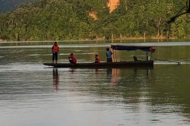 Người đàn ông mất tích khi uống bia ở bè cá trên sông